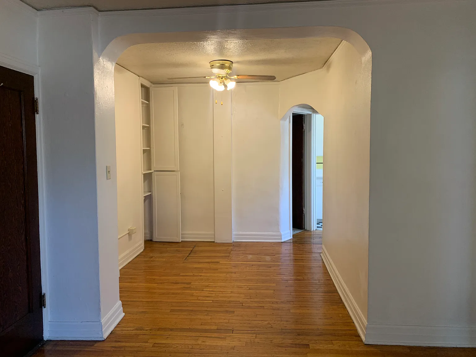 Available NOW! Beautiful Apartment blocks from the Botanical Gardens! — Photo 4