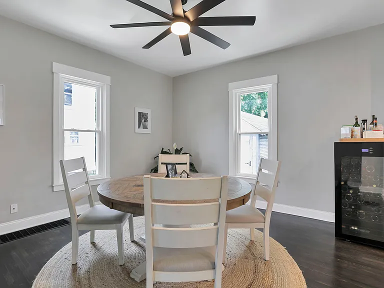 230 N State St — Photo 14