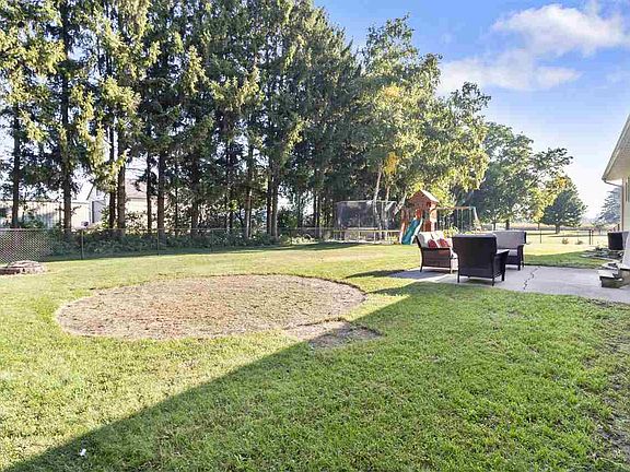 5th image of 300 E Flanagan Ave