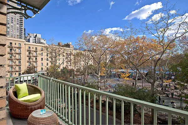 Sold by R New York | media 3