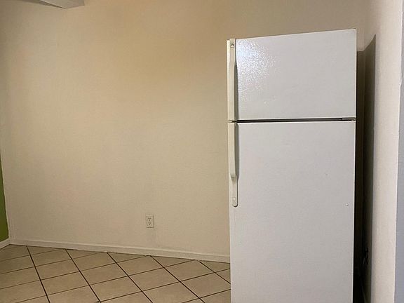 4th image of 230 E Illini St #B
