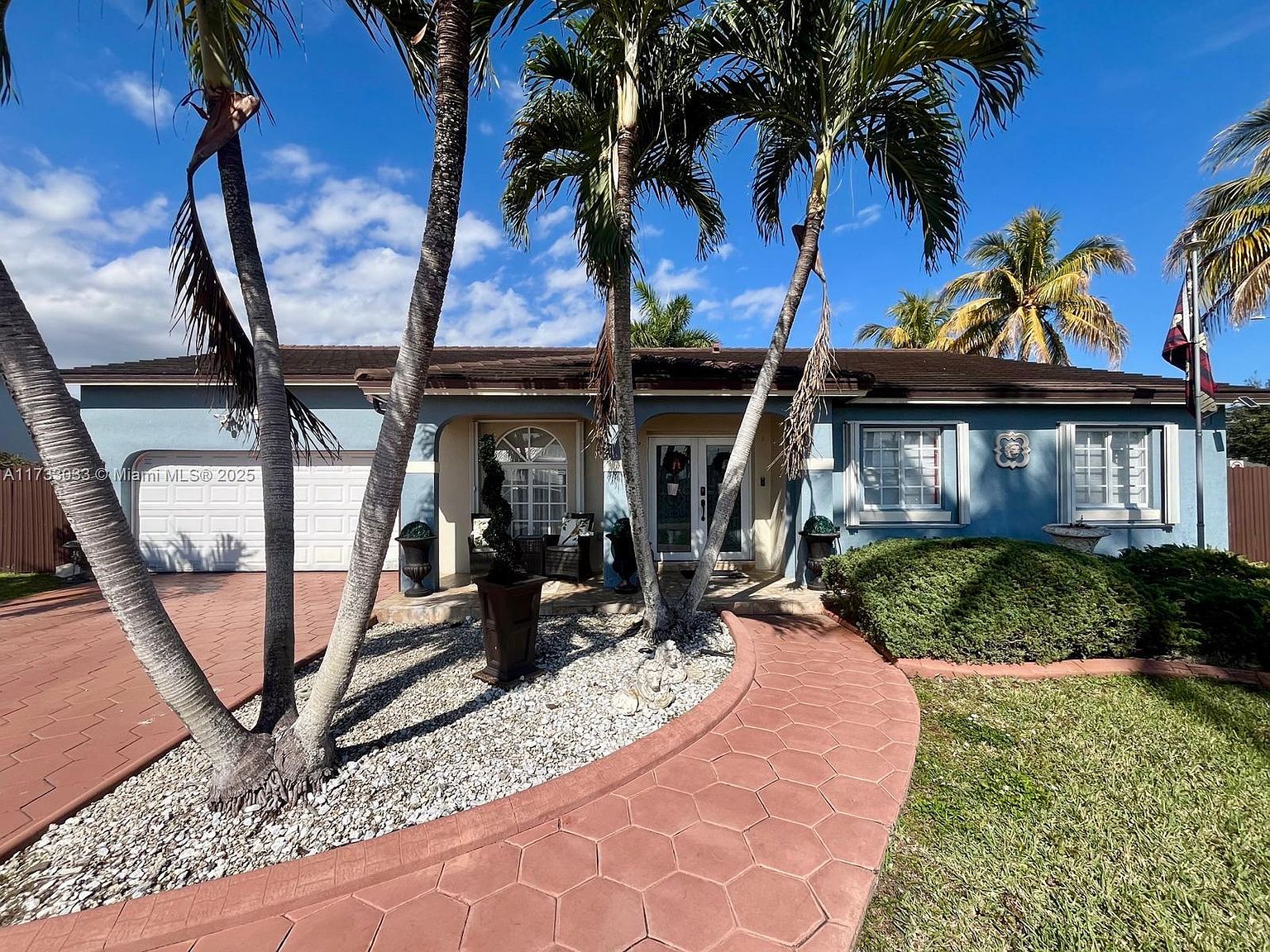 テレビ LUCA ST-BA1-201 LUCA STATION LUCA, 93 Main St, Stony Brook, NY 11790, US - MapQuest