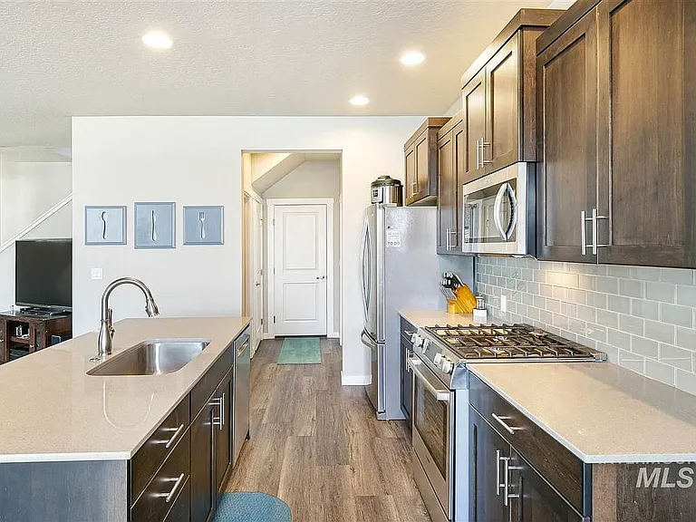 2087 S Hills Ave — Photo 11
