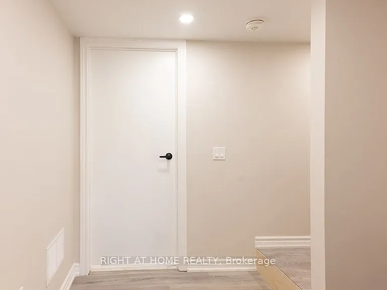 6 Bellvare Cres — Photo 2
