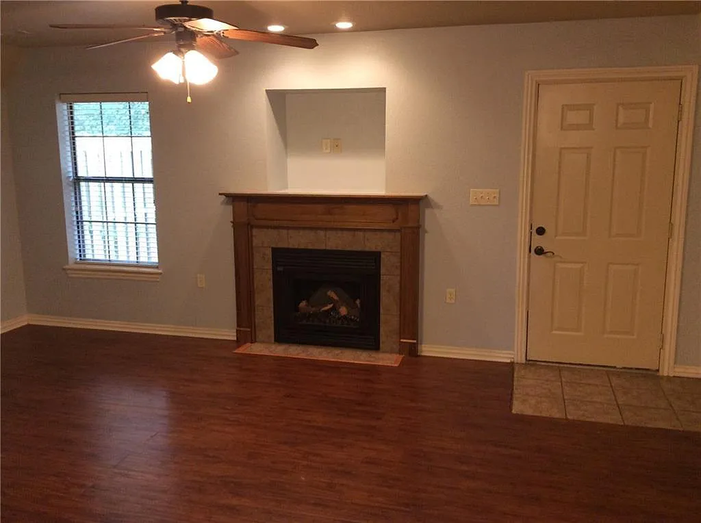 2 bed, 2.5 bath, 1308 sqft, $1,499 — Photo 2