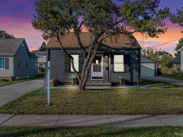 22421 Maple St, Saint Clair Shores, MI 48081