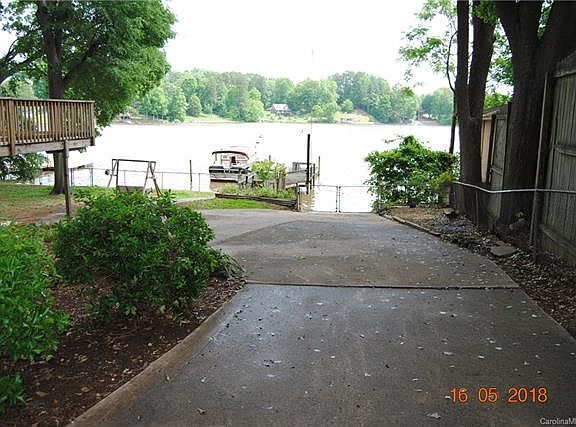 3rd image of 335 Paradise Cir