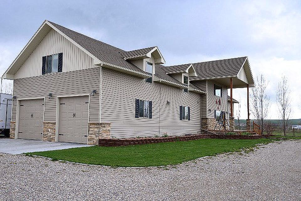 Driveway view of house 