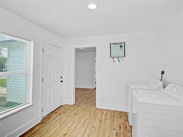 1203 W 6th St — Photo 15