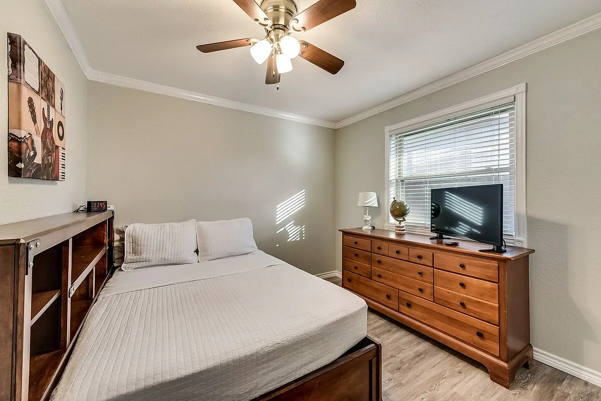 4 bed, 2043 sqft, $6,000 — Photo 3