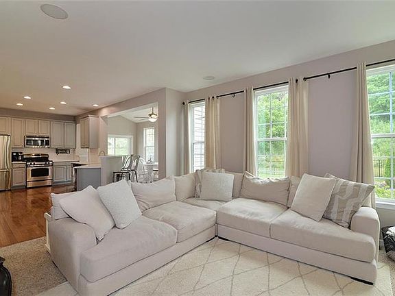 4th image of 100 McIntosh Dr