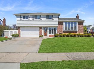 59 Fox Pl, Hicksville, NY 11801