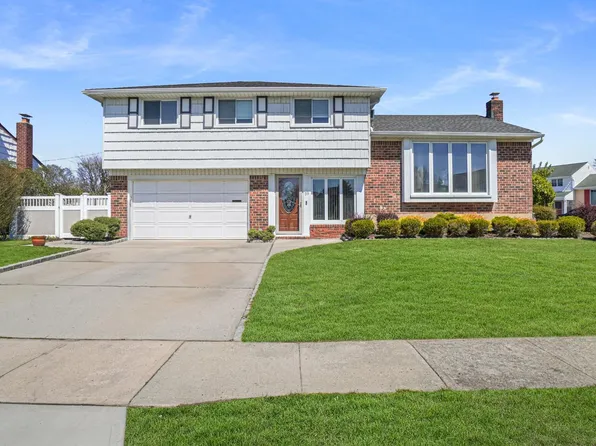 59 Fox Place, Hicksville, NY 11801