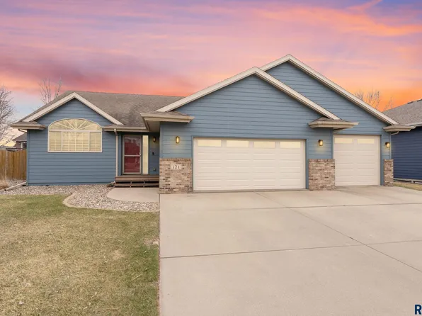 121 E Switch Grass Trl, Brandon, SD 57005