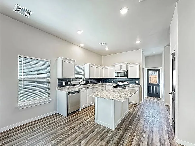 414 N Market Ave — Photo 1