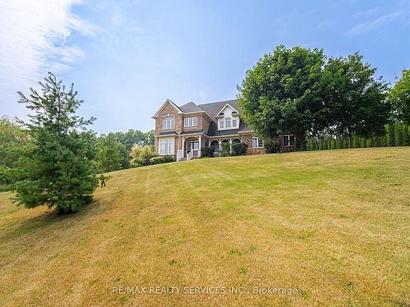 3rd image of 15 Upper Canada Dr