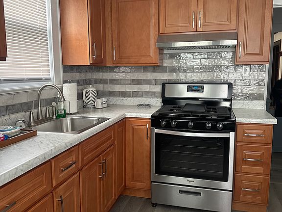 2nd image of 176 Park Pl Floor 2