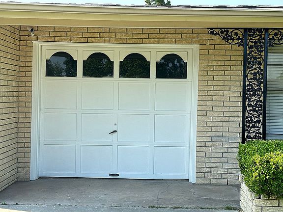 4th image of 2205 Robinhood Dr