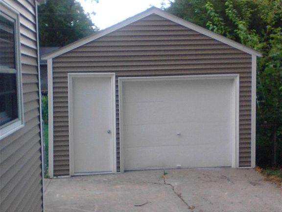 4th image of 906 W 32nd Ave