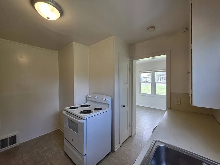 1206 Putnam St — Photo 9