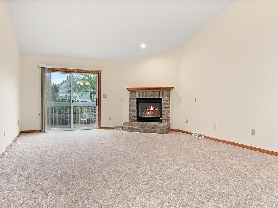 Spacious Living Area w/Gas fireplace
