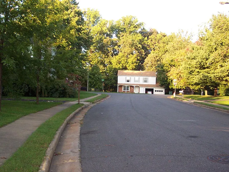 Closed Street, no traffic, Cal de Sac, very quite neighborhood.