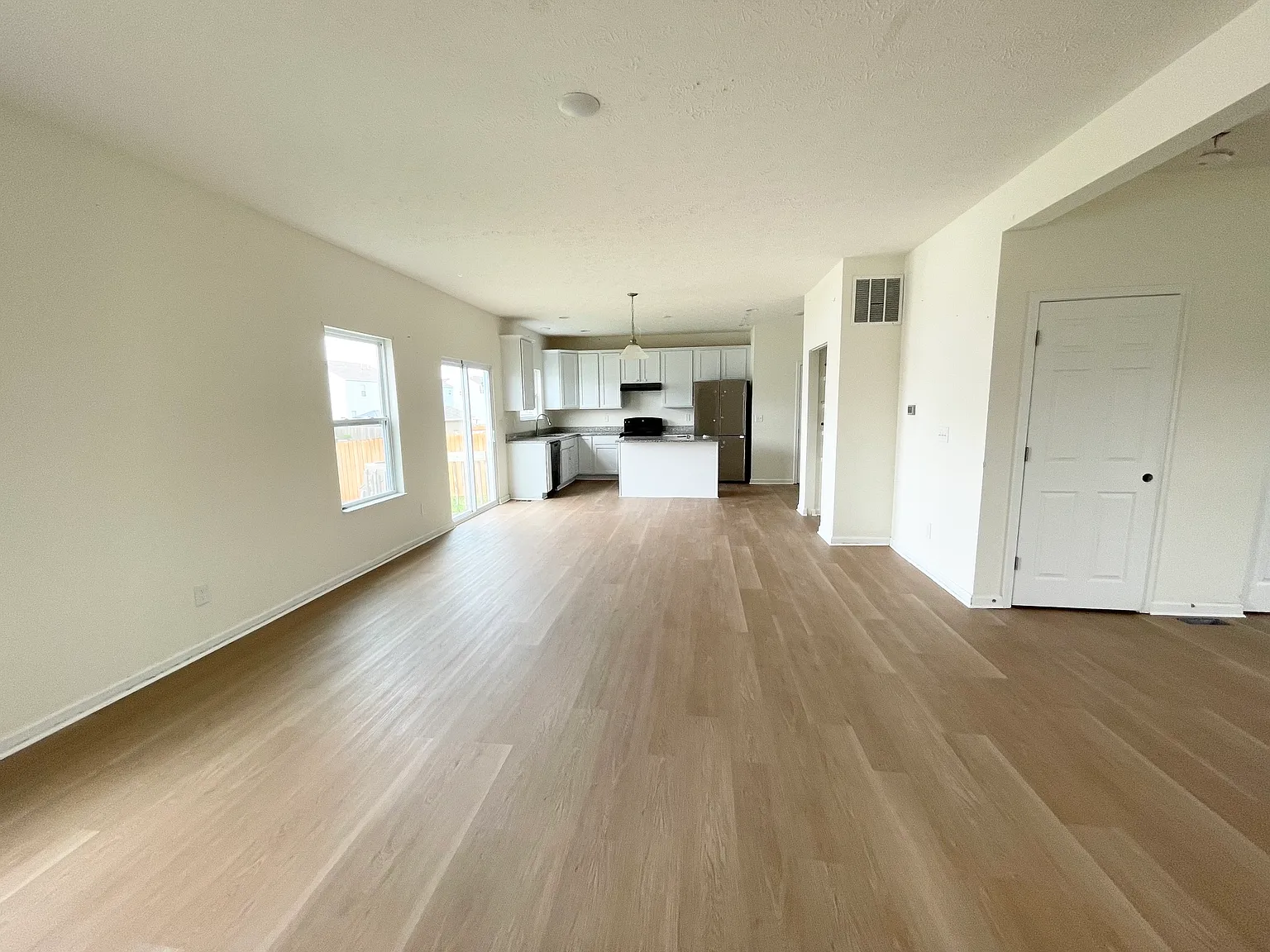 4 bed, 2.5 bath, 2035 sqft, $2,549 — Photo 4
