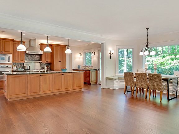 5th image of 27 Laurel Hill Ln