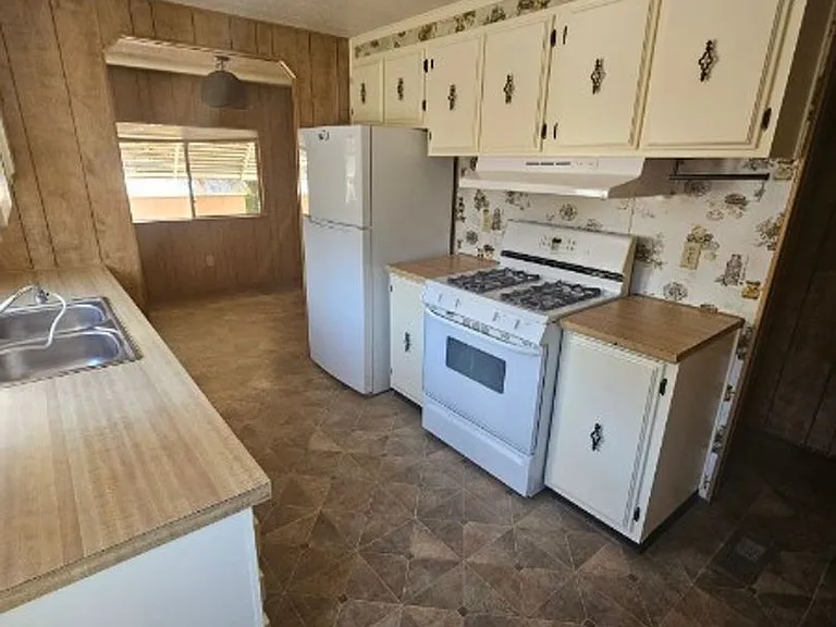 571 Clover Dr #B — Photo 3