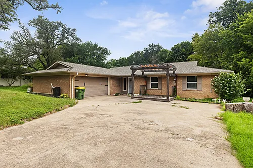 701 Topeka Dr Photo 1