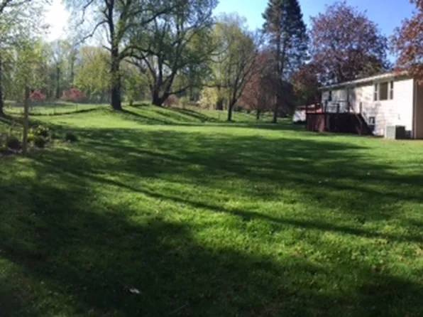 19 Francis Dr, Penfield, NY 14526