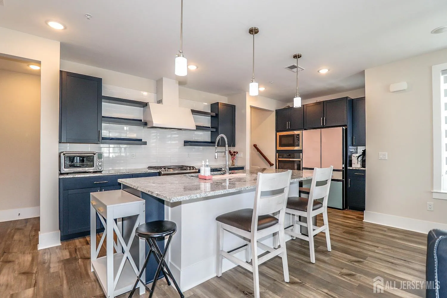 3 bed, 2.5 bath, 2090 sqft, $3,800 — Photo 3