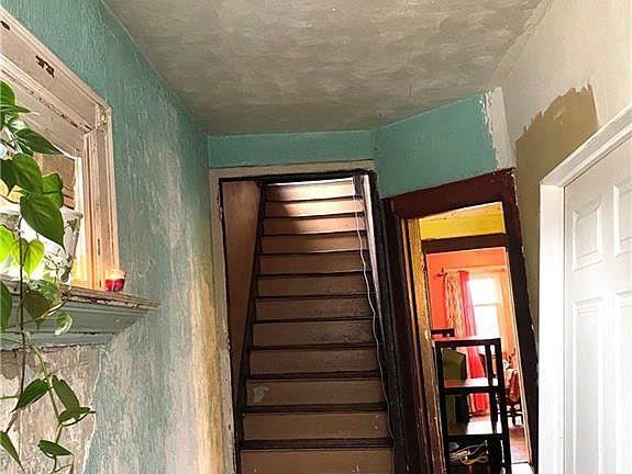 3rd image of 131 Holt St