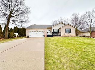 16065 Silver Bend Dr, Linden, MI 48451