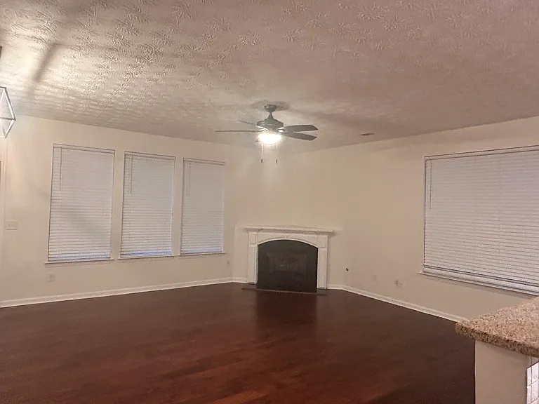 1501 Paramount Ln — Photo 2
