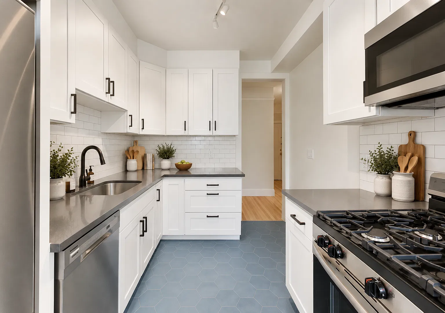 Brand-New One-Bedroom Apartment with Spacious Living Area and parking! | Marina District — Photo 3