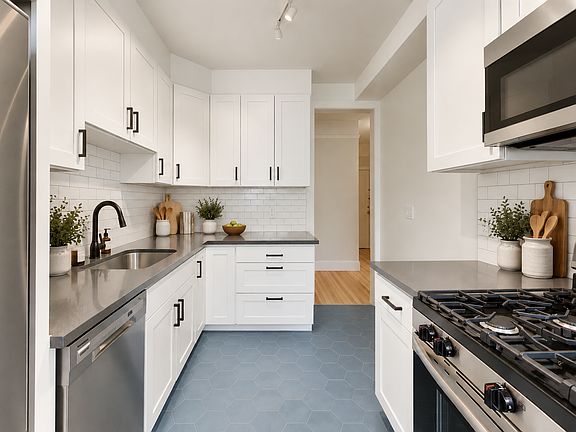 3rd image of 3155 Broderick St APT 202