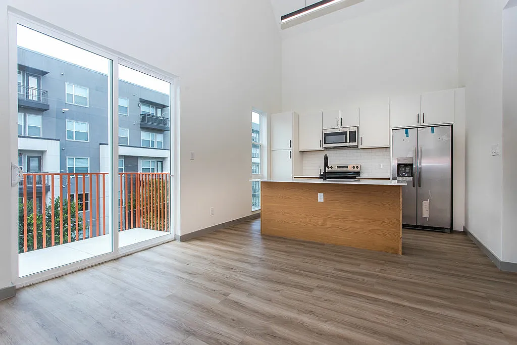 The Flats at 4001 Roseland — Photo 1