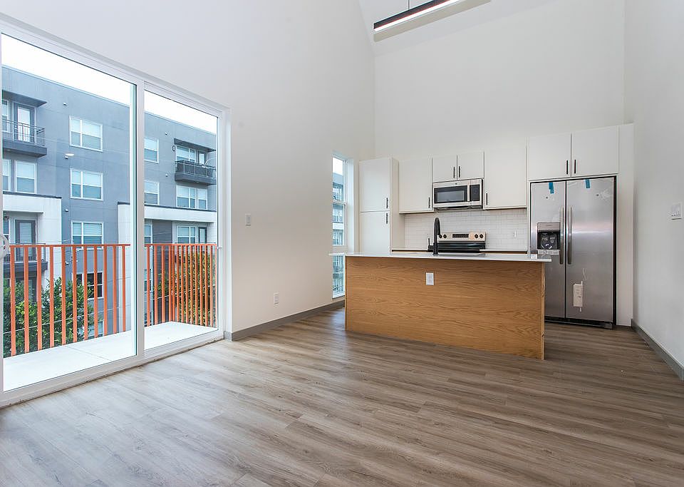 1st image of 4001 Roseland Ave #301