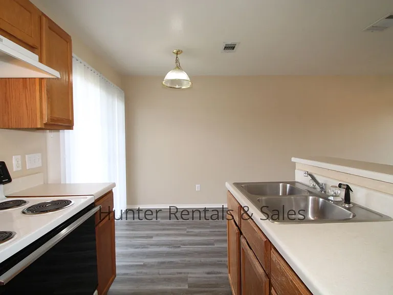 1710B Spring Rose Cir — Photo 9