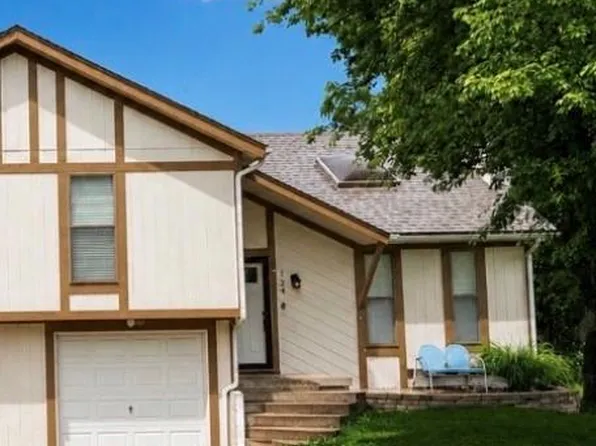 122 N Saxony Dr, Olathe, KS 66061