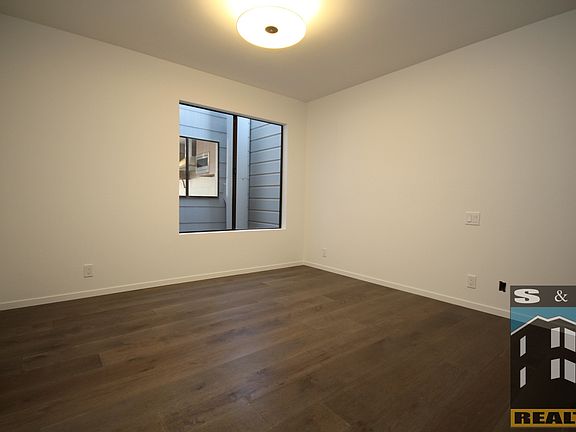 4th image of 830 28th Ave