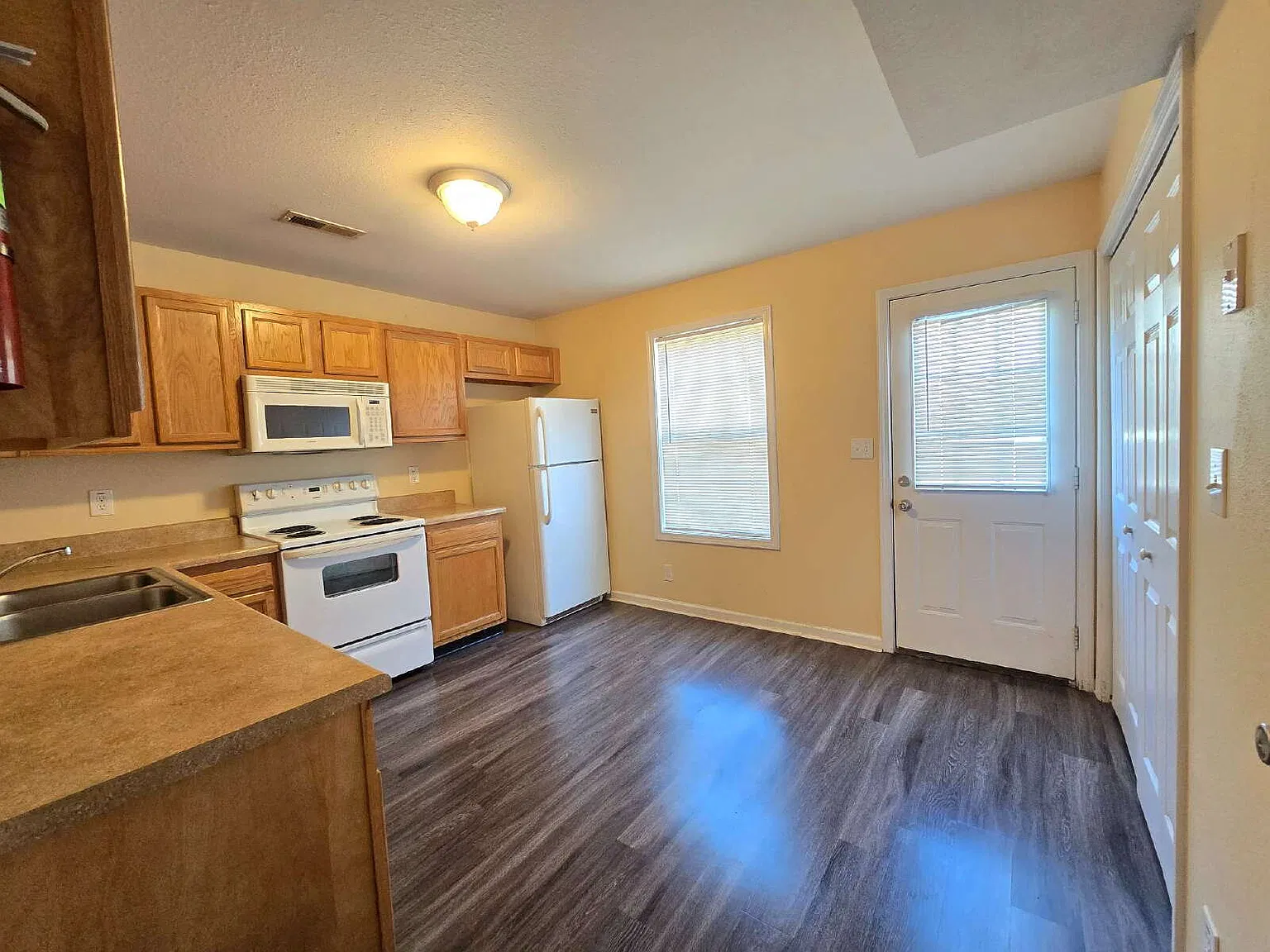 2 bed, 1.5 bath, 1020 sqft, $975 — Photo 4