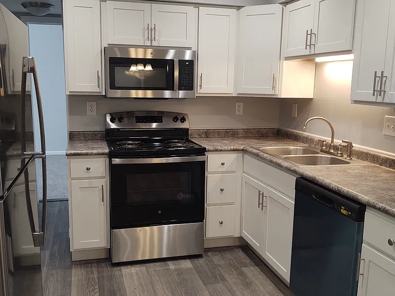 KINGSGATE VILLAGE APARTMENTS — Photo 5