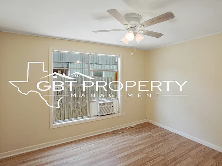 2342 Howard St — Photo 11
