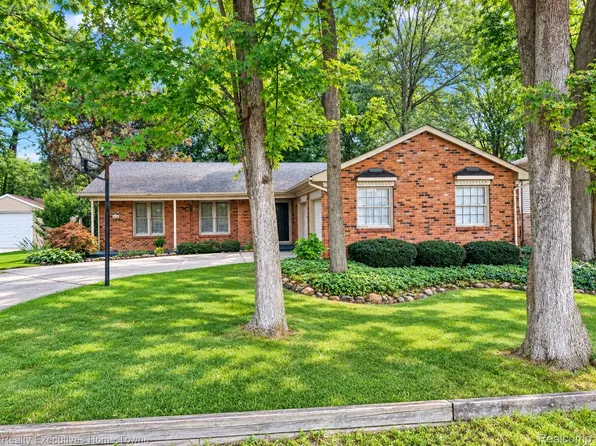 27161 Ponchartrain St, Harrison Township, MI 48045