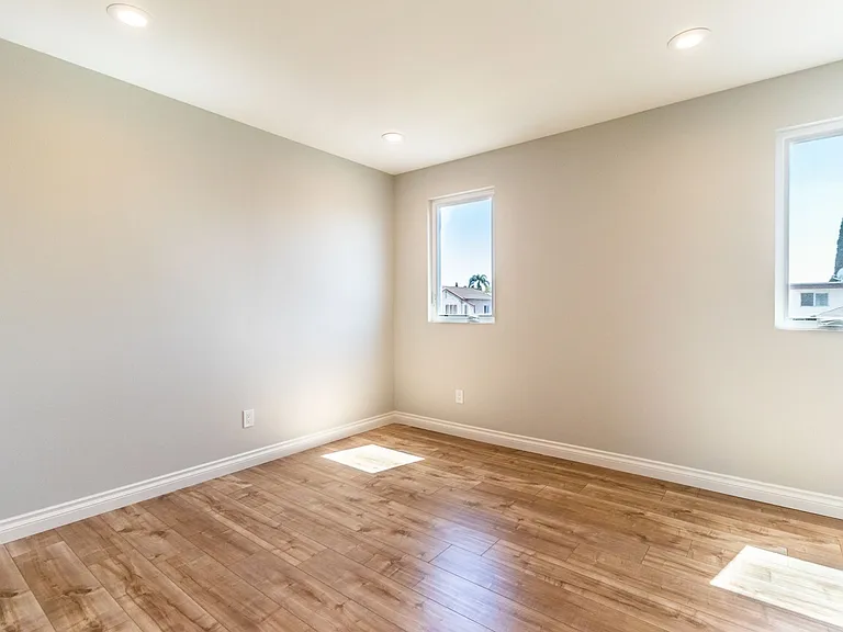 1737 S Longwood Ave — Photo 11