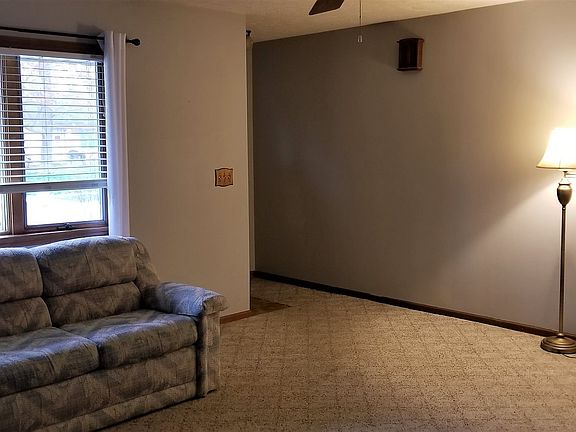 3rd image of 2513 Meadow Dr
