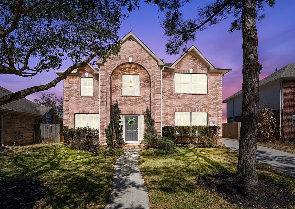 WELCOME HOME to 6018 Skyhaven Ln! Tucked away in the Auburn Ridge section of the amazing Golf Course community of Windrose!