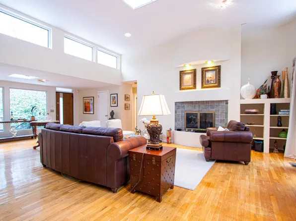 https://photos.zillowstatic.com/fp/abc74c257bbd0e01b4b56800283bbec3-p_e.webp